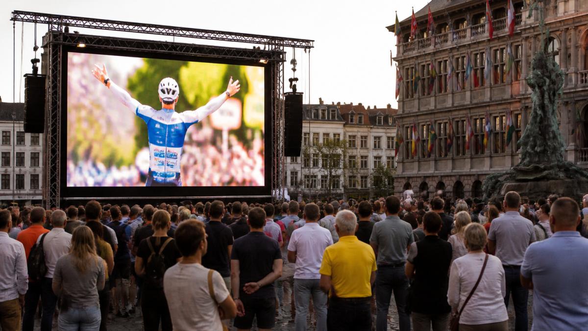 Groot LED-scherm in volle werking op een druk plein in Antwerpen, met duidelijk zichtbare beelden en veel voorbijgangers die ernaar kijken